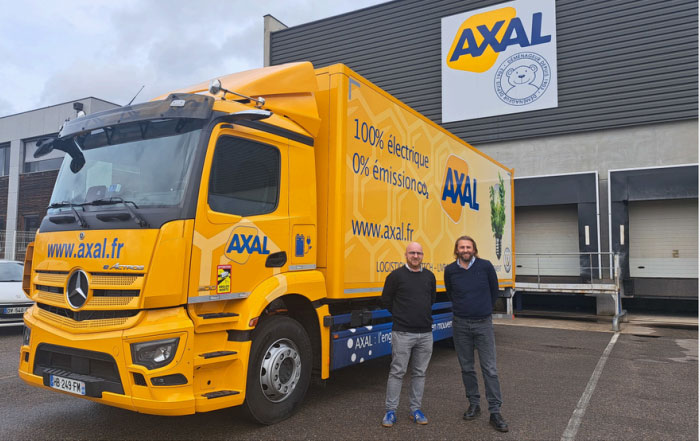 Les fondateurs d'Axal devant l'un de leur camion logistique 100% électrique