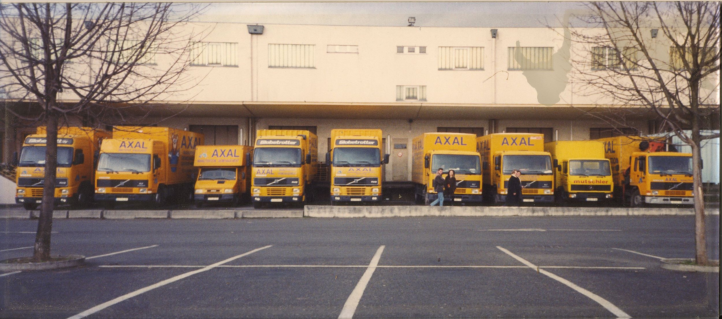 Image d'archive datant des années 80 : flotte de camion Axal 